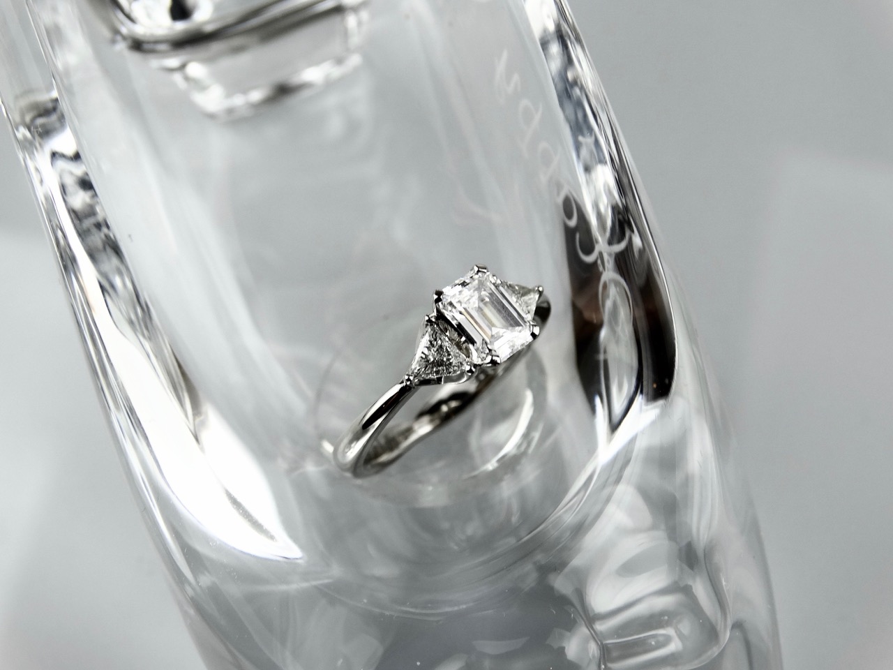 清らかな愛　エメラルドカットのエンゲージリング