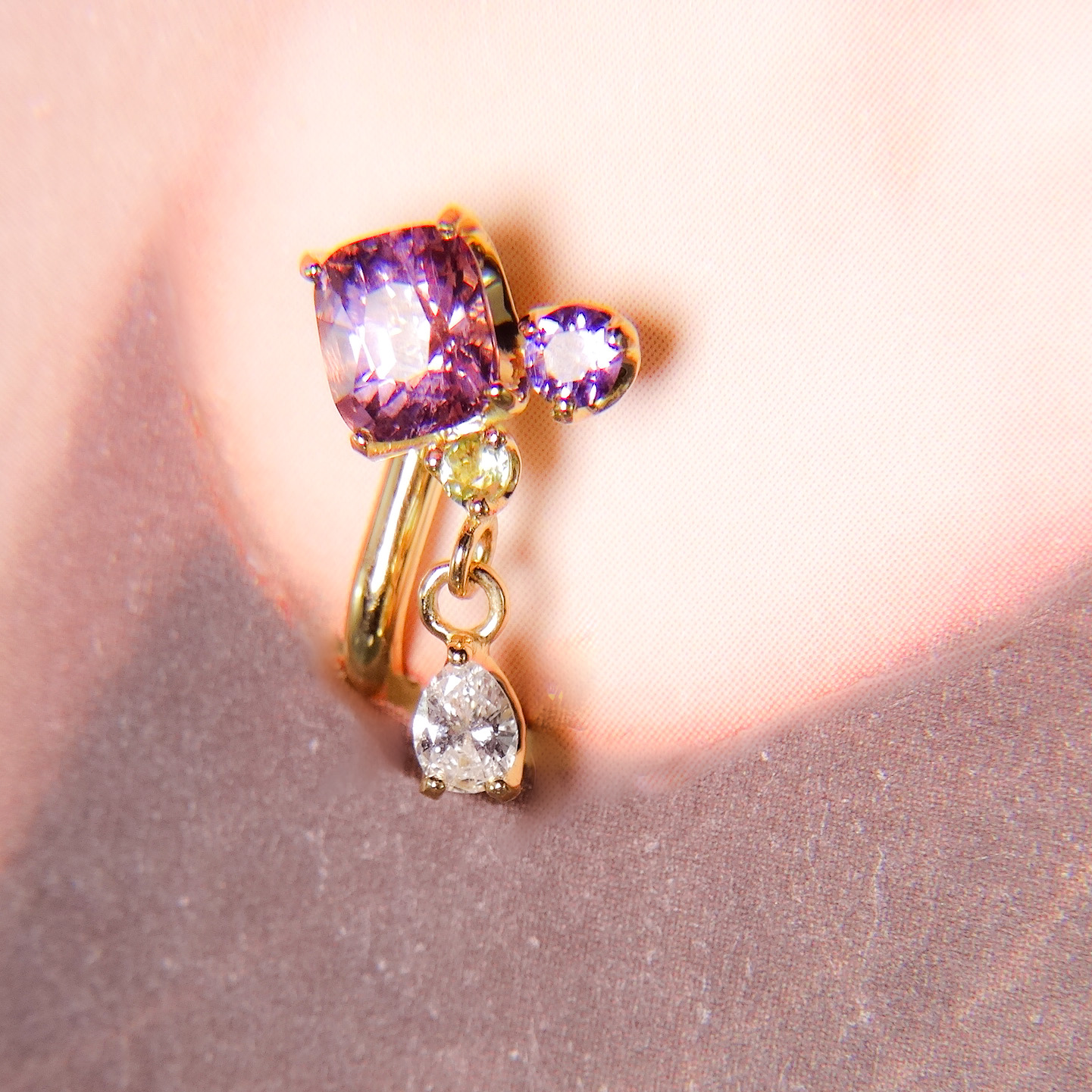 ご夫婦の絆を結い上げるマルチカラーストーンイヤリング