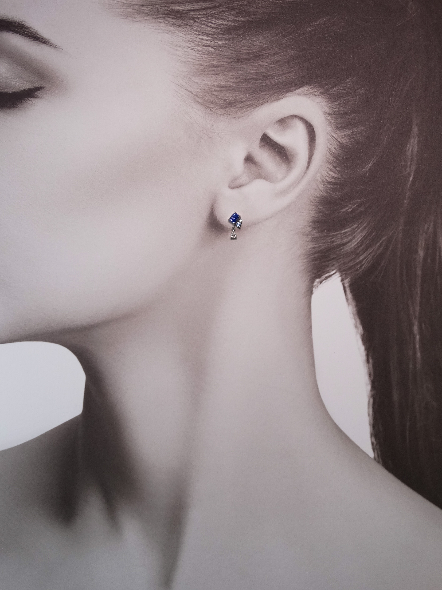 青い色彩のきらめき　ブルーサファイアのマルチストーンピアス