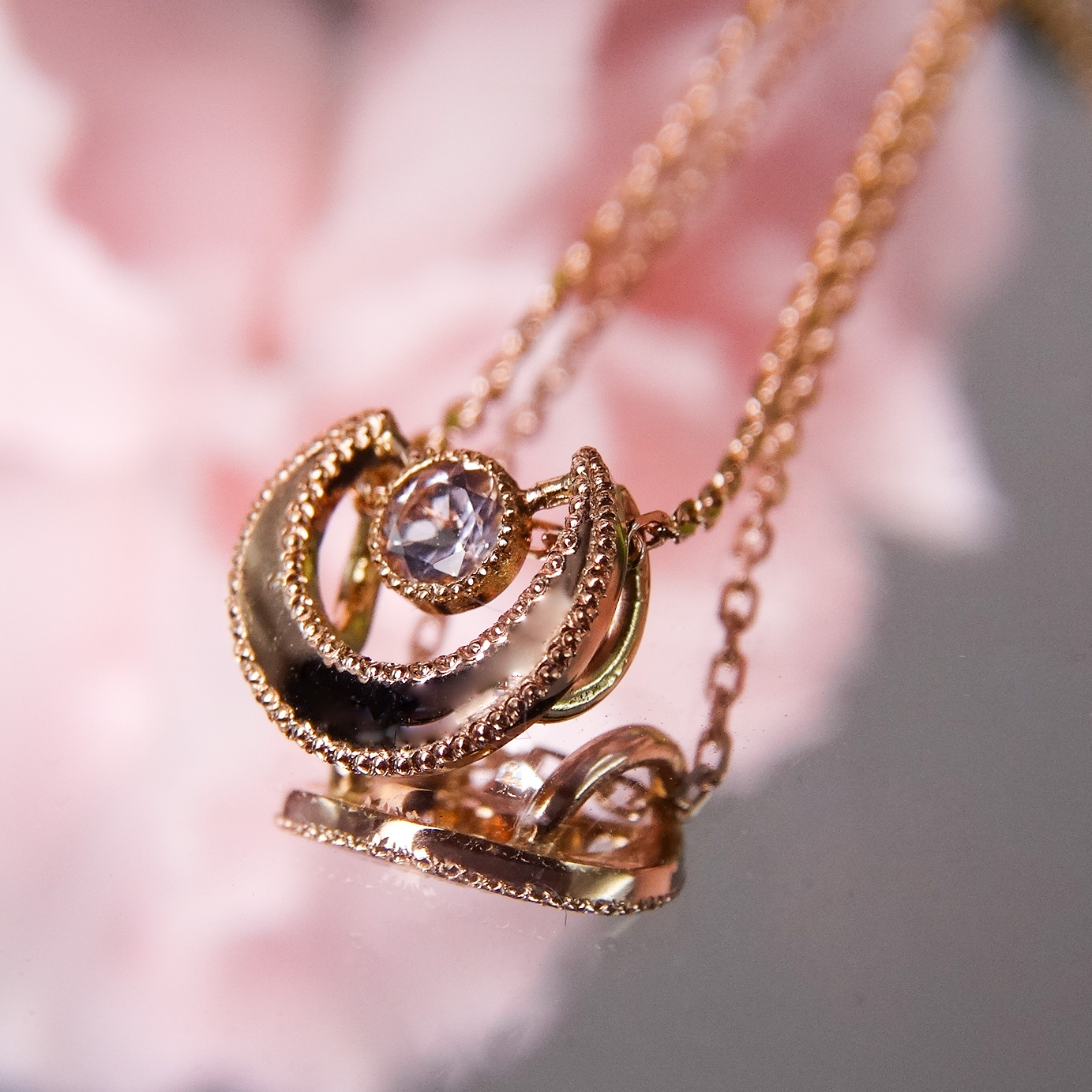 親子でお揃い　星座石のペンダント