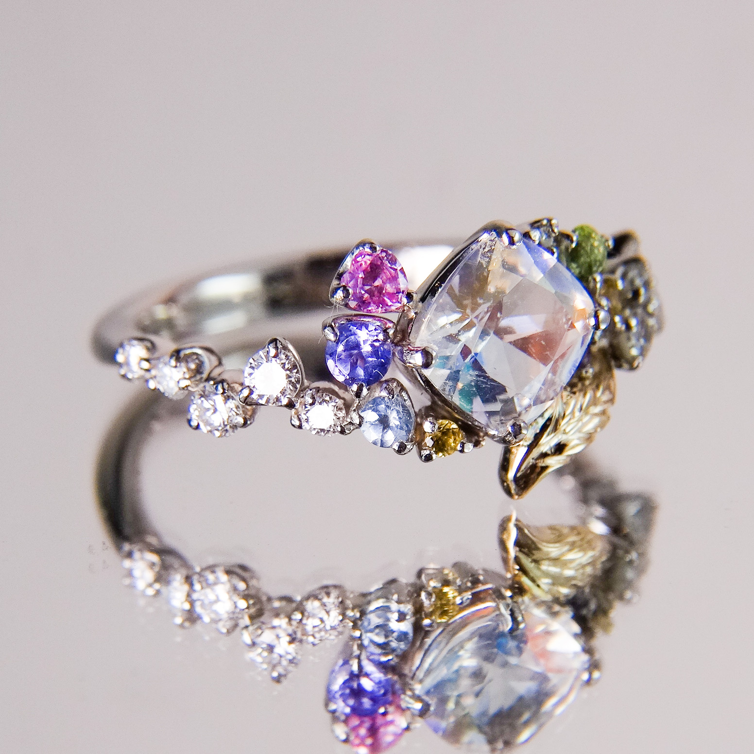 指にかかる柔らかな虹　レインボーラブラドライトのリング