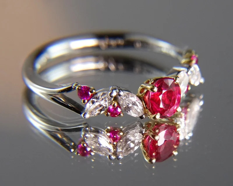 魔除と命の赤い石　レッドスピネルのハーフエタニティリング