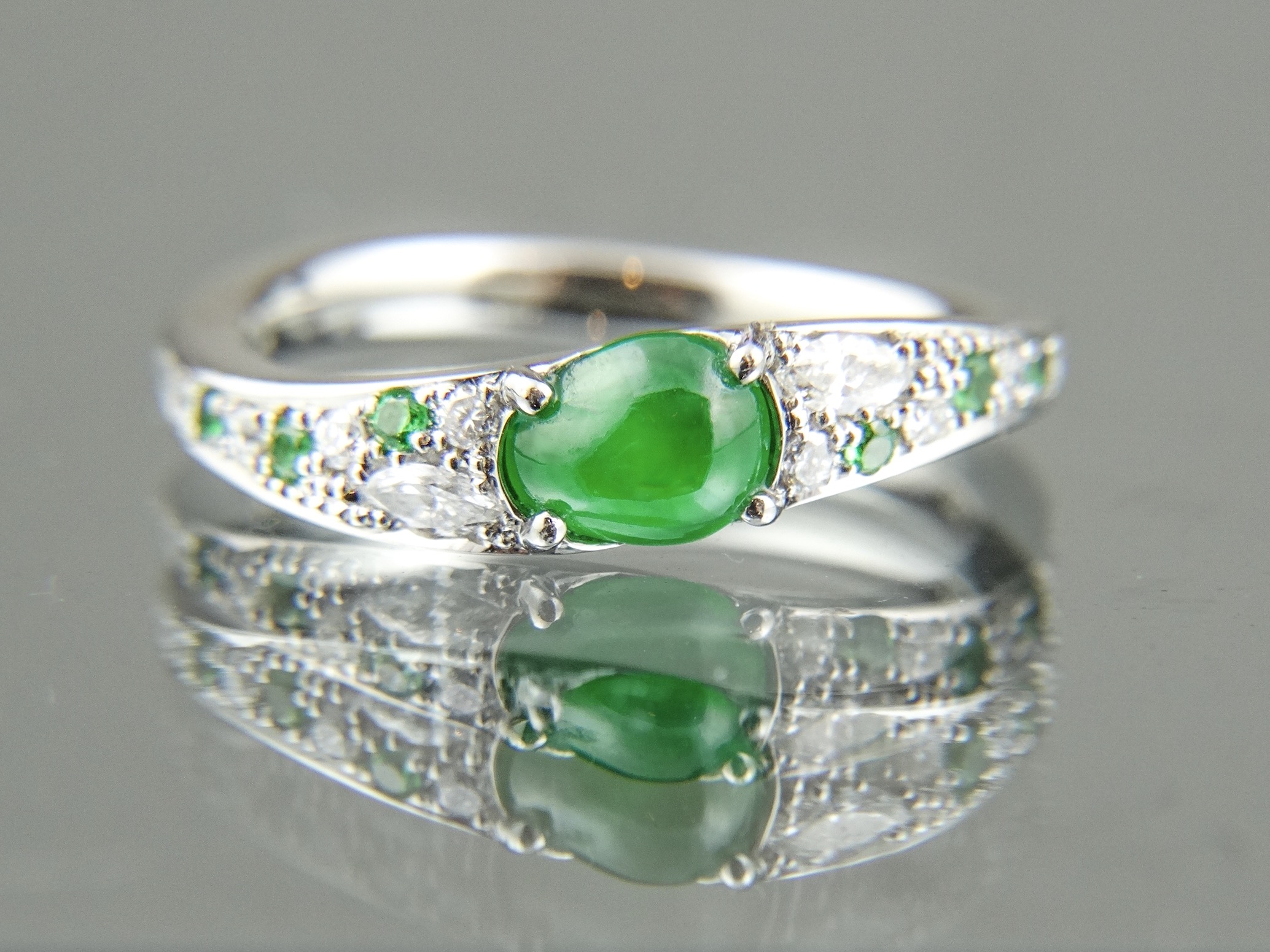 とろける緑の雫 ろうかん翡翠のピンキーリング